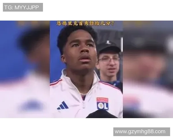 足球球星逗笑小孩的温馨时刻，展现球场之外的亲和力